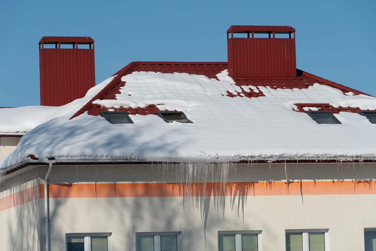 заснеженная крыша без снегозадержателей