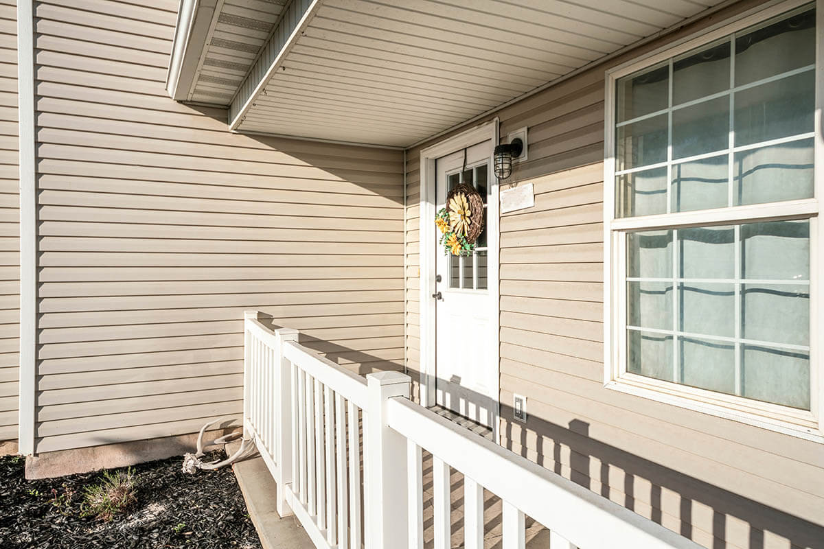Чем обшить дом снаружи: дешево и красиво, фото, цена - выбор материала для фасада