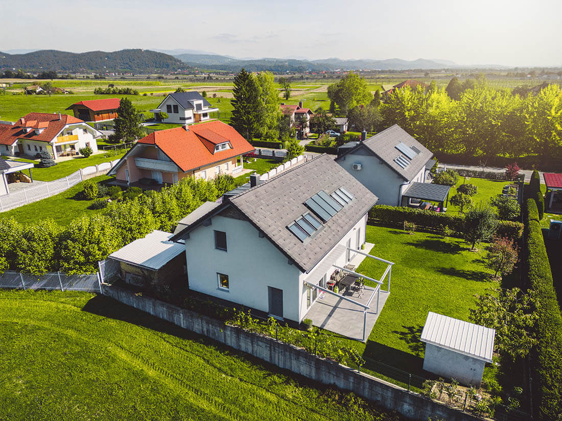 Коттеджи с мягкой кровлей и кровлей из металлочерепицы - фото